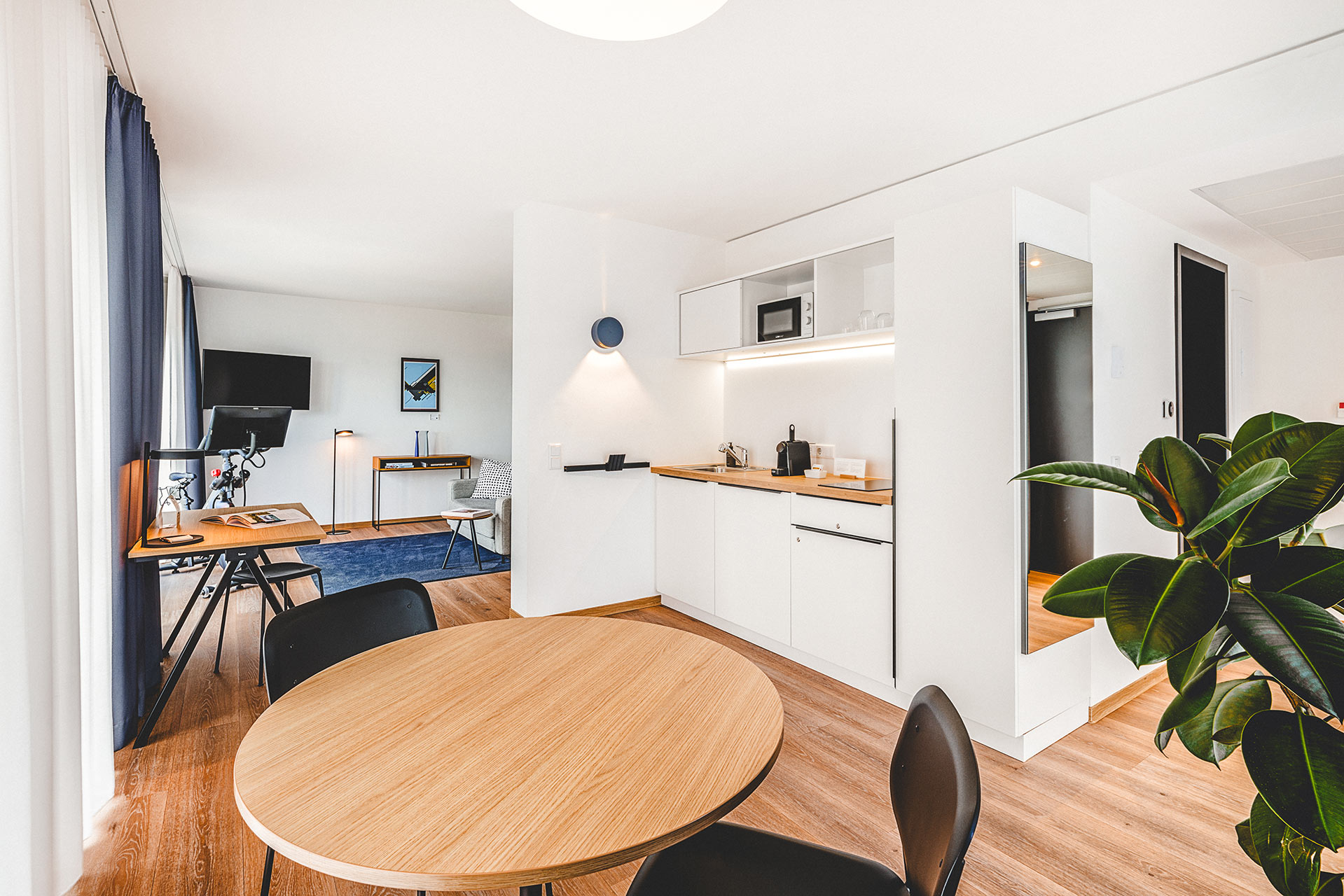 Helles Apartment mit Essbereich und Homeoffice-Ecke in einer Unterkunft in Herzogenaurach