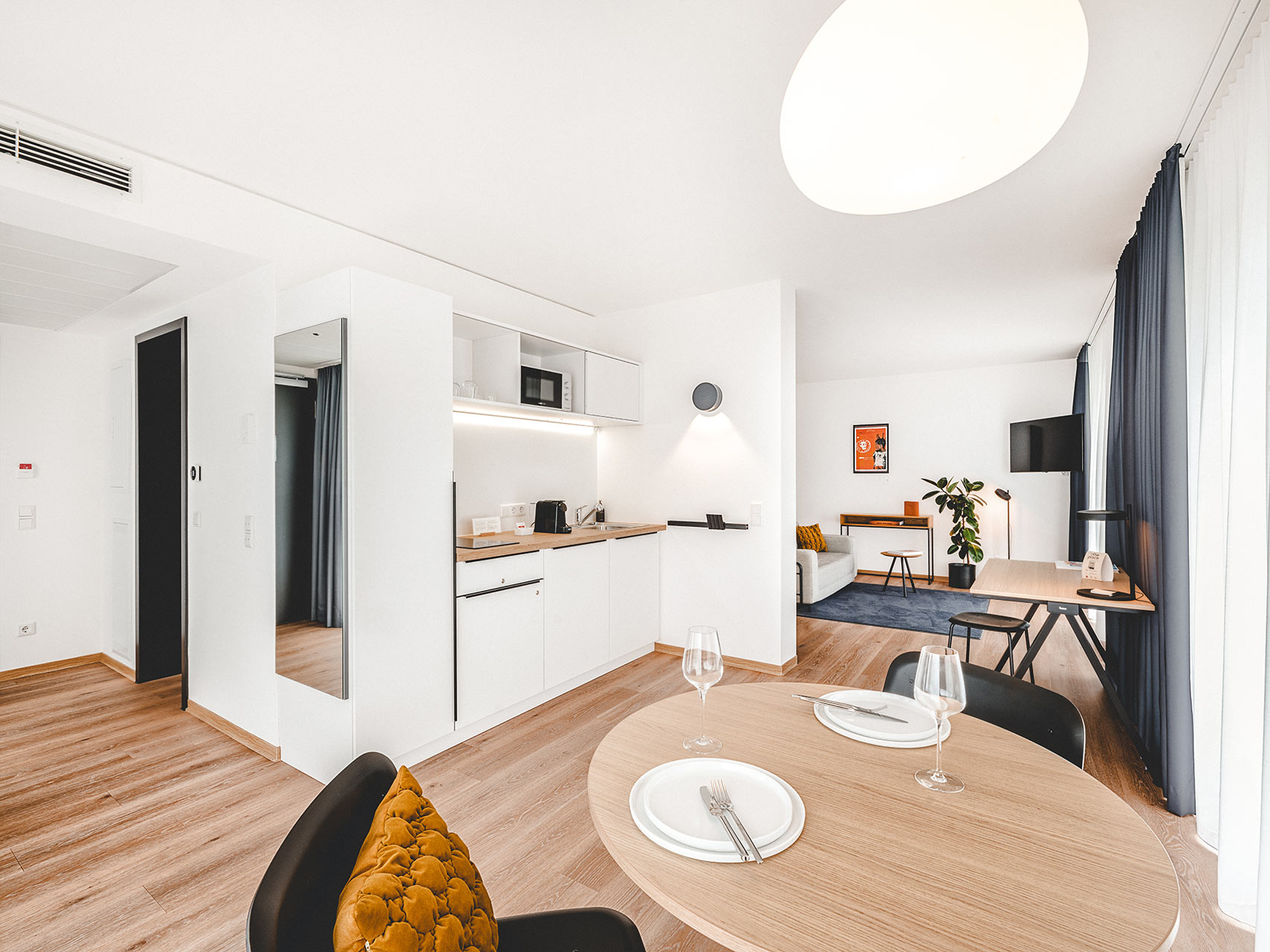 Geräumiges Apartment mit Essbereich und Küche in einer Unterkunft in Herzogenaurach