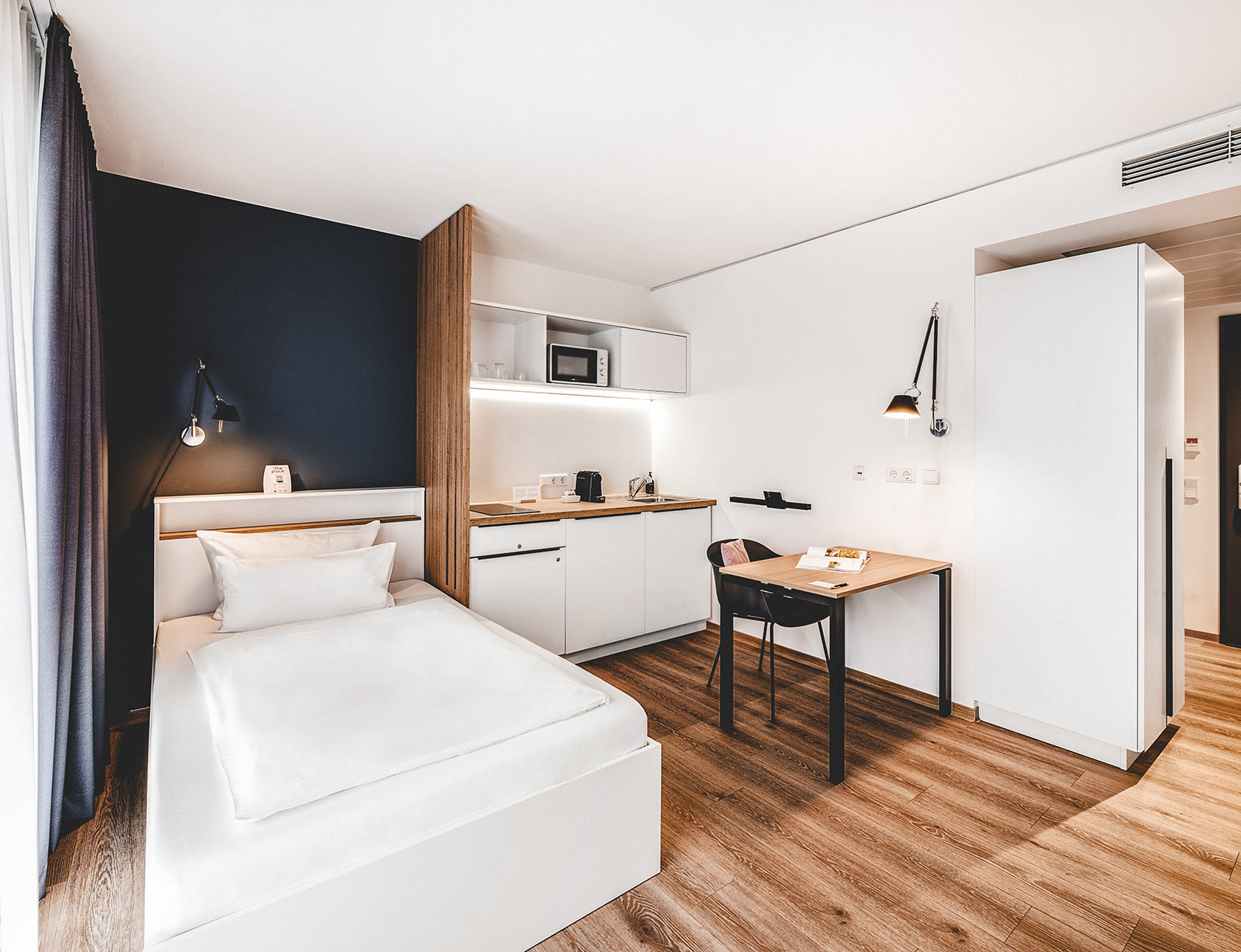 Apartment mit Einzelbett, Küchenzeile und Essplatz in einer Unterkunft in Herzogenaurach