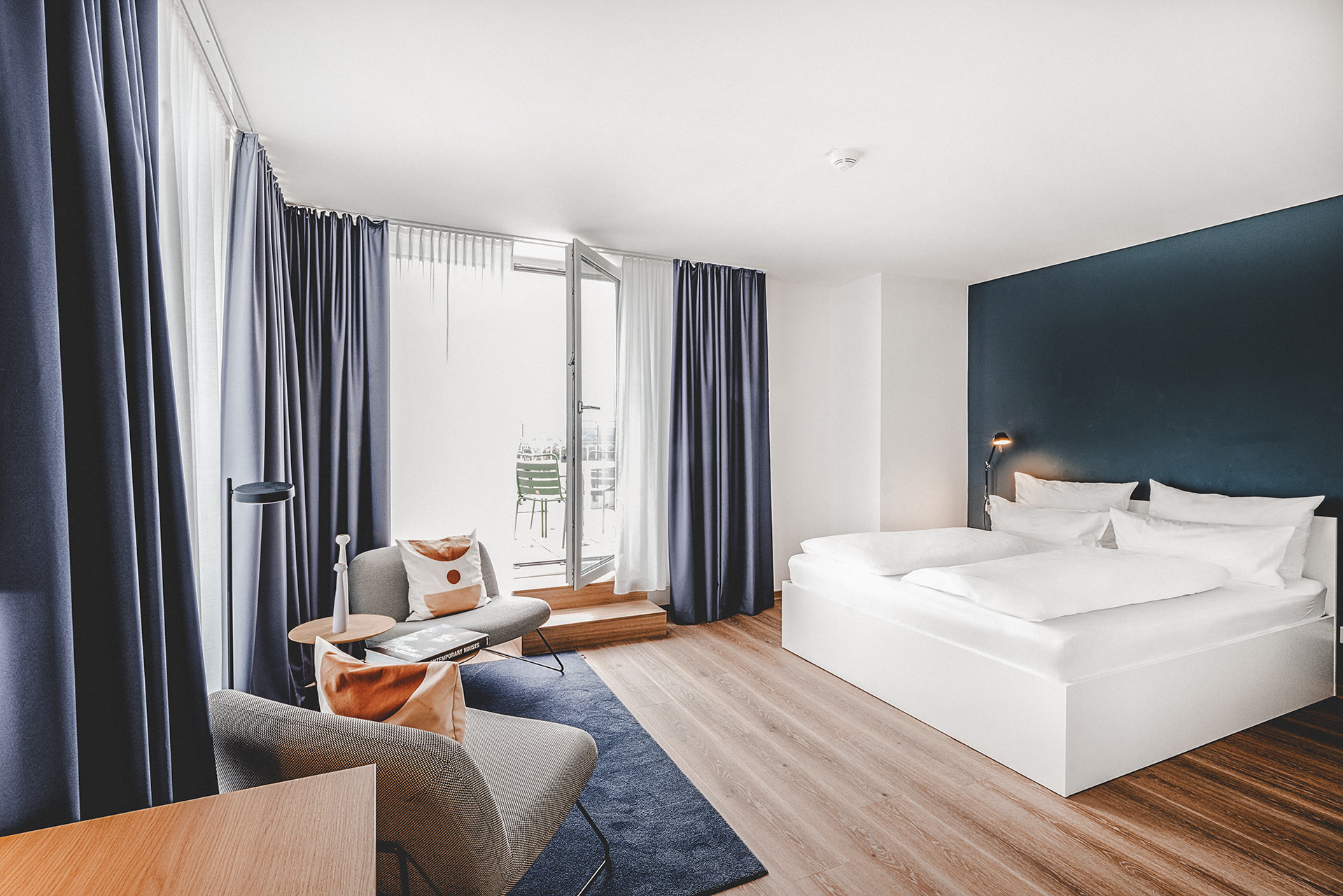 Helles Apartment in einer Unterkunft in Herzogenaurach mit Doppelbett, Sitzecke und Zugang zum Balkon