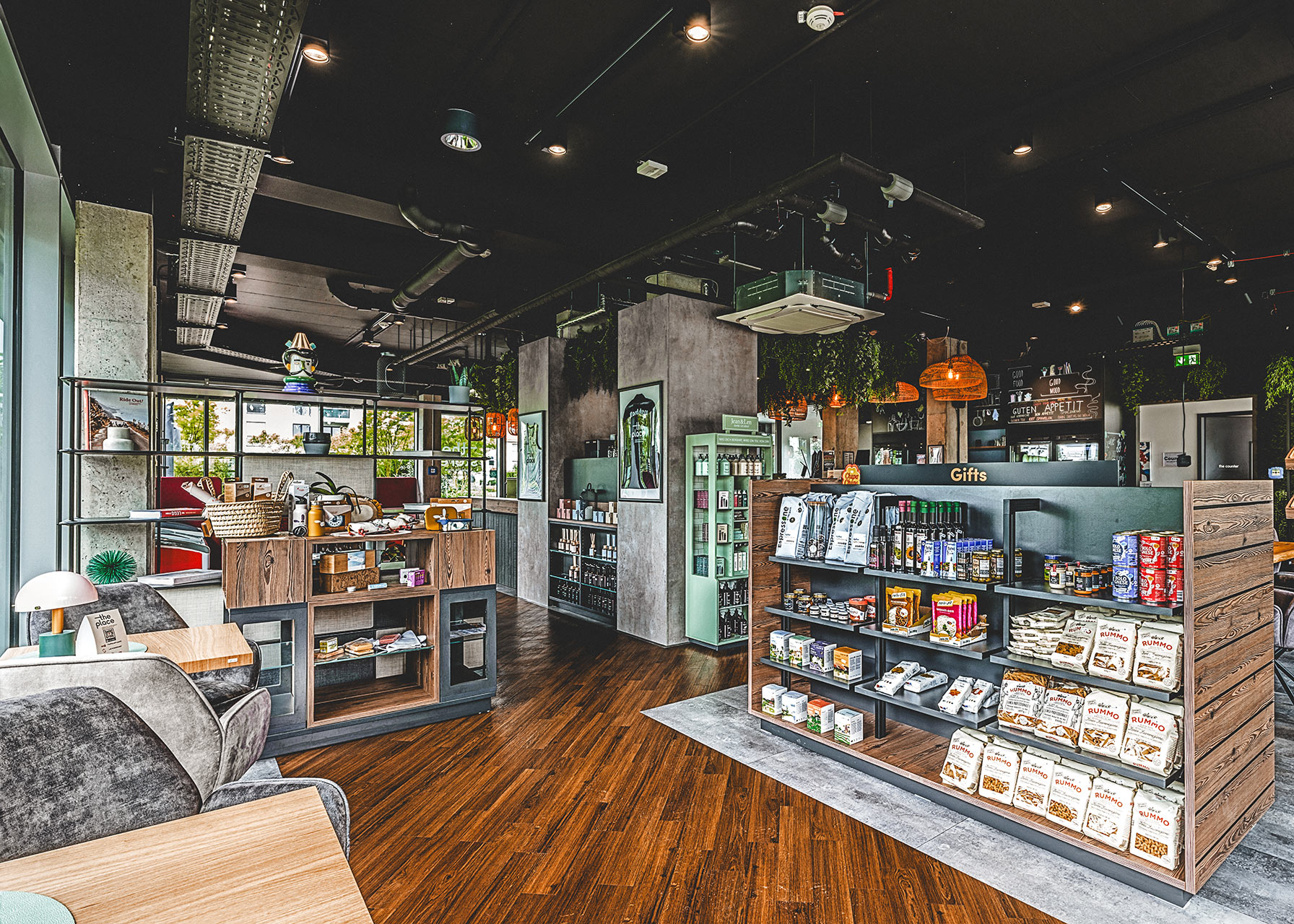 Store-Bereich mit Geschenkregal, Snackauswahl und gemütlicher Sitzecke