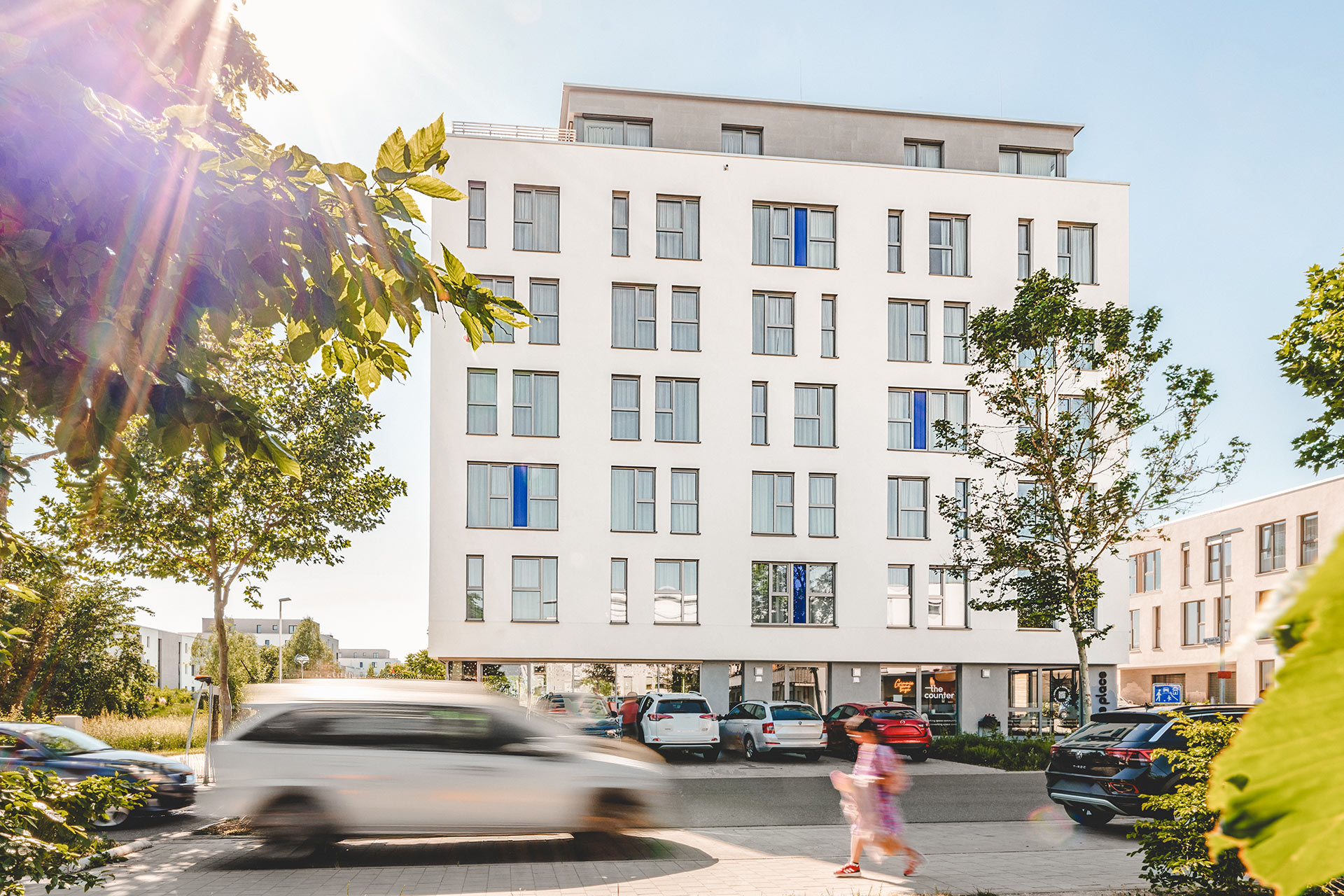 Straßenansicht der Serviced Apartments in Herzogenaurach mit moderner Fassade